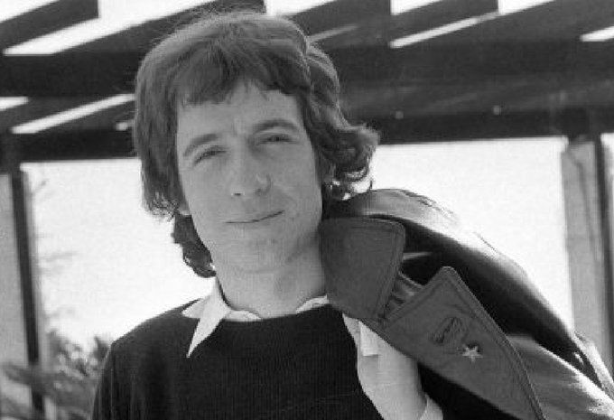 Antonio79B's tweet image. "Mi dicono alla radio: “Statti calmo, statti buono
non esser scalmanato, stai tranquillo e fatti uomo”…
ma io con la mia guerra voglio andare ancora avanti
e, costi quel che costi, la vincerò non ci son santi".

Oggi nel 1950 nasceva il cantautore #RinoGaetano.

#29ottobre.