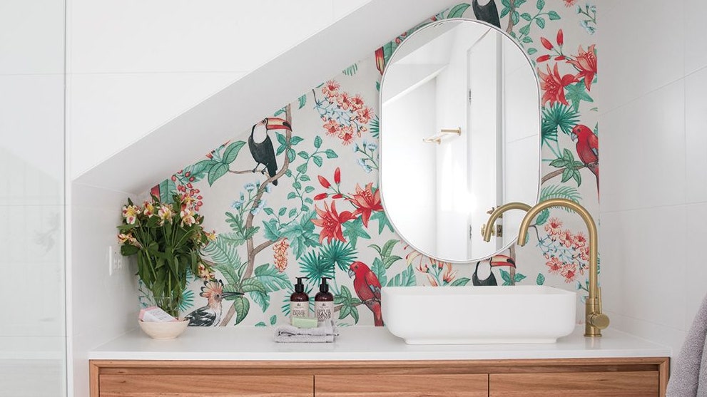 UrbanLALiving's tweet photo. Four wallpaper experts share the secrets to a flawless look of your bathroom wallpaper. #ApartmentHacks #DIY #DoItYourself https://t.co/CqAdoSSOwB https://t.co/QVRr8yBFd9