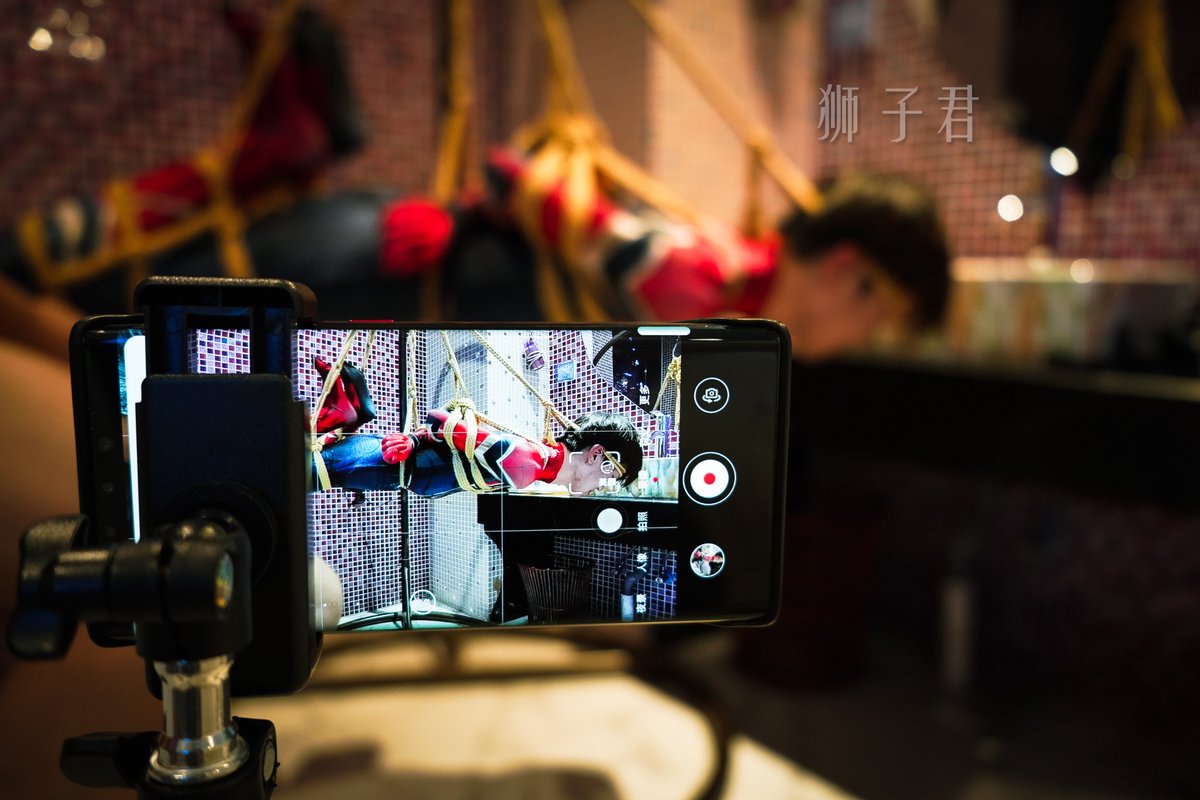 可怜的小蜘蛛被坏叔叔抓走······等待他的将会是地狱般（兴奋）的折（kuai）磨（gan）。

 M：匿名小蜘蛛，摄影：狮子君 ，绳手：十一先生<a href="/ShiYixianSheng1/">十一先生</a>；狮子君。