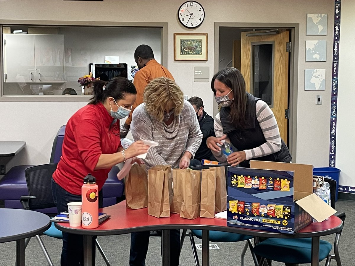 AmyMoyle's tweet photo. Had a blast working with colleagues to give back by making over 50 lunches in 5 minutes for those in need. @RSEelementary https://t.co/aw0SP3Igrq
