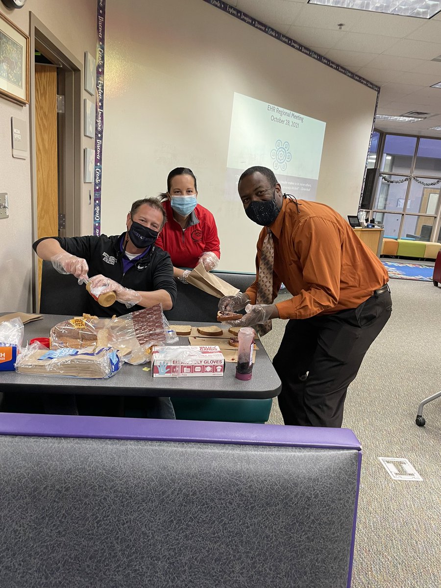 AmyMoyle's tweet photo. Had a blast working with colleagues to give back by making over 50 lunches in 5 minutes for those in need. @RSEelementary https://t.co/aw0SP3Igrq