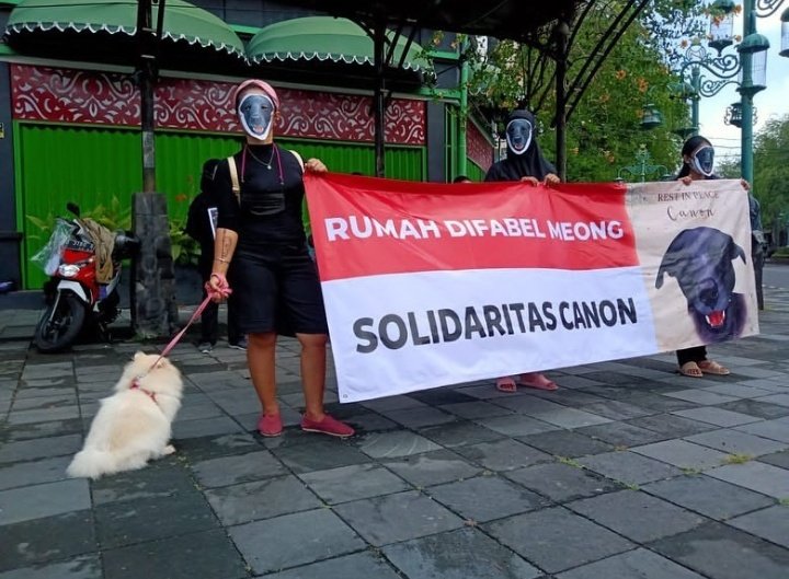 NAmasteNDA's tweet photo. #JusticeForCanonย di Solo.
Kejadian pada Canon merupakan duka bagi banyak orang.
Tapi banyak orang juga mengatakan โlebay, satu anjing aja bikin ramaiโ
Sesungguhnya yang kita lakukan bukan sekedar berjuang untuk anjing, tapi berjuang untuk peradaban yang lebih baik.
LanjutKomen https://t.co/K7diHs7T4H