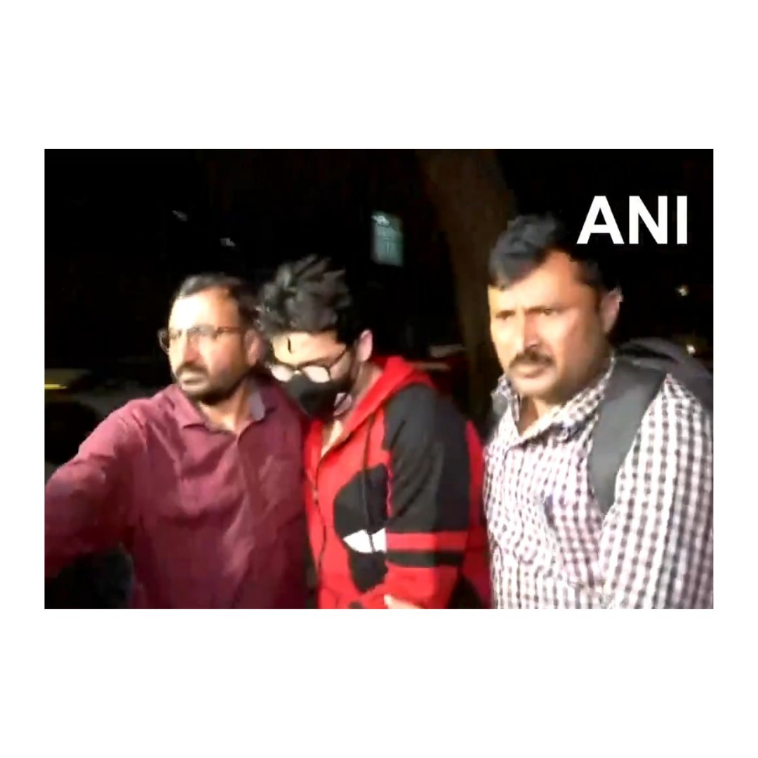 jayant_kanishk's tweet image. Selfie clicked at 21:31 hrs on 2.10.21 with vivoX60proZeiuss. Who is this man in checkered shirt, being/light gray pants in black shoes standing behind#KiranGosavi? Has folded his hands and kept one foot on the chair on which #AryanKhan is sitting. #OrganizedCrimeSyndicate