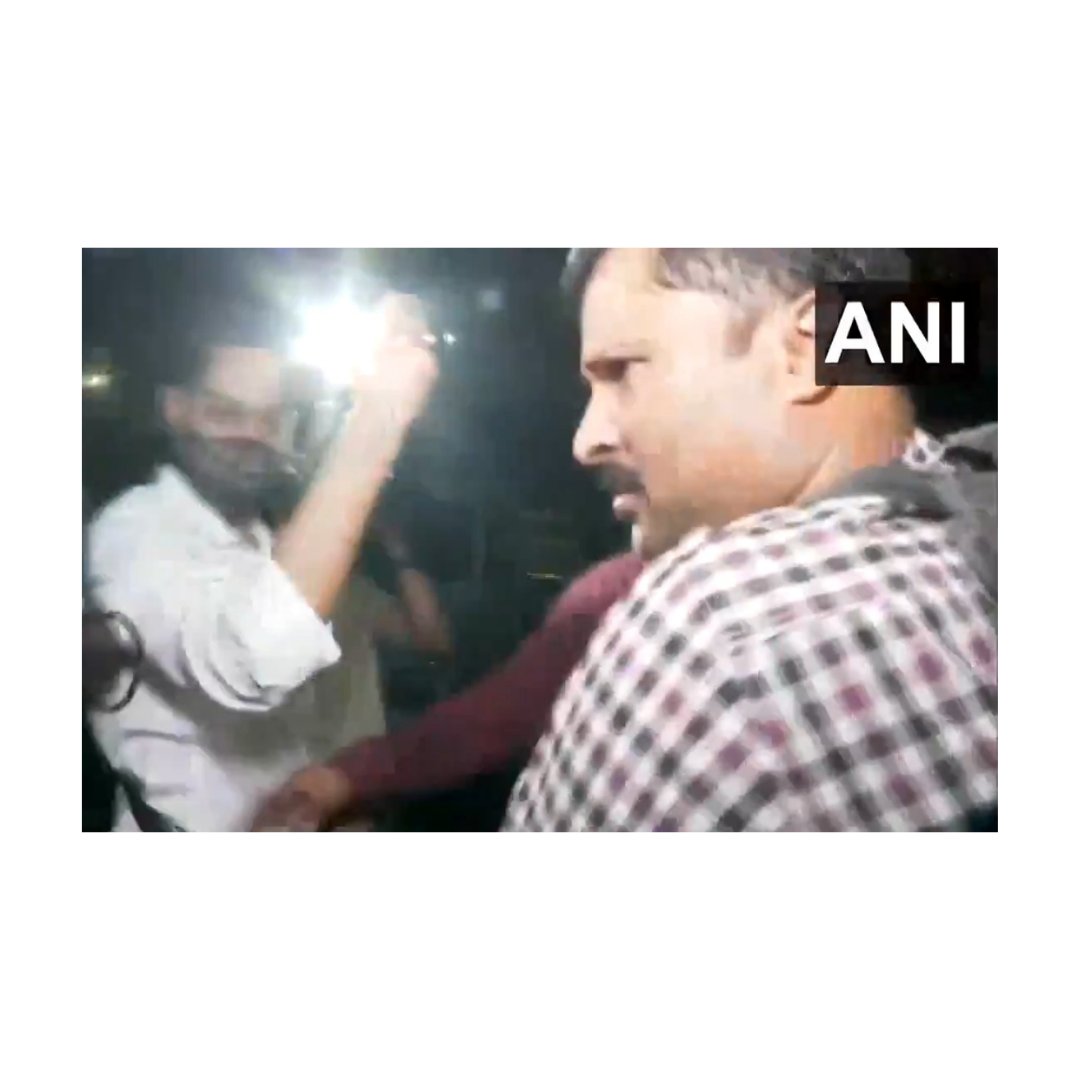 jayant_kanishk's tweet image. Selfie clicked at 21:31 hrs on 2.10.21 with vivoX60proZeiuss. Who is this man in checkered shirt, being/light gray pants in black shoes standing behind#KiranGosavi? Has folded his hands and kept one foot on the chair on which #AryanKhan is sitting. #OrganizedCrimeSyndicate