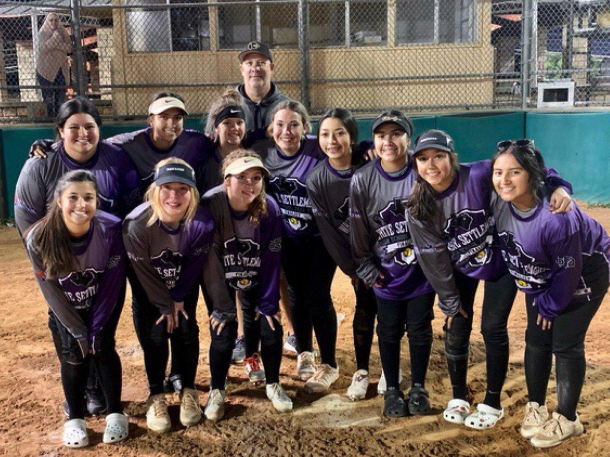 ridge_softball's tweet photo. FRHS Varsity softball fought a hard fight tonight playing 3 games and finishing 2nd place in the fall ball league! Great job ladies!

#gopanthers https://t.co/20pCCOHjWN