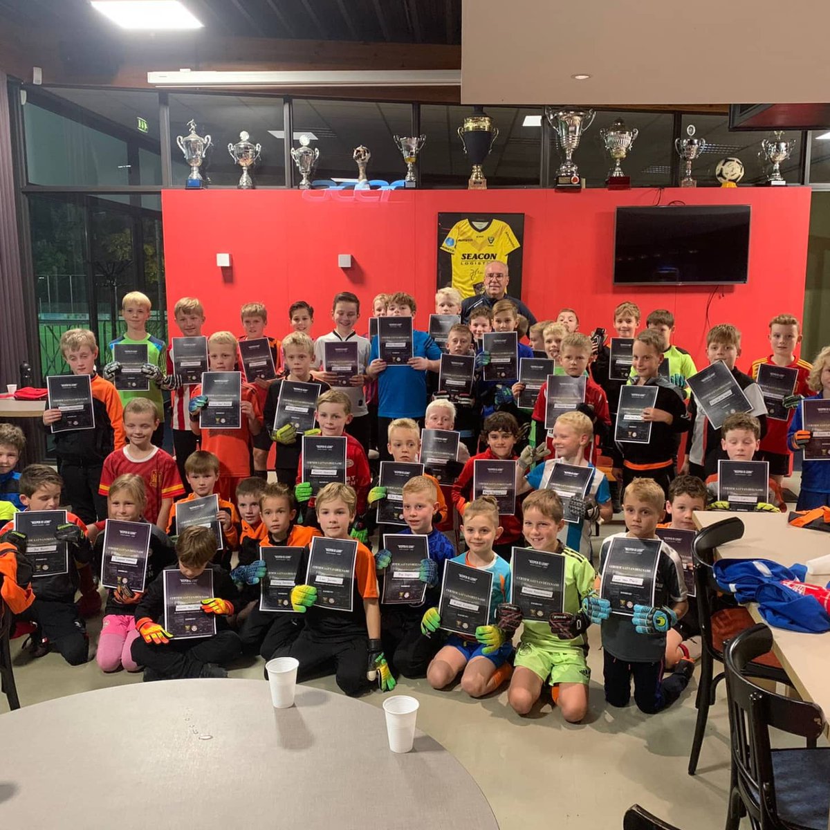 vvvvenlojeugd's tweet photo. Een geslaagde keepersclinic bij PartnerClub @NWC-Asten 

“KEEPEN IS LEUK”

Ruim 46 jonge voetballers van NWC hebben afgelopen donderdagavond kennis gemaakt met het mooie keepersvak. 

🧤⚽️🥅

#keepen #jeugd #partnerclub #regio #ontwikkeling https://t.co/BguglW4MG4