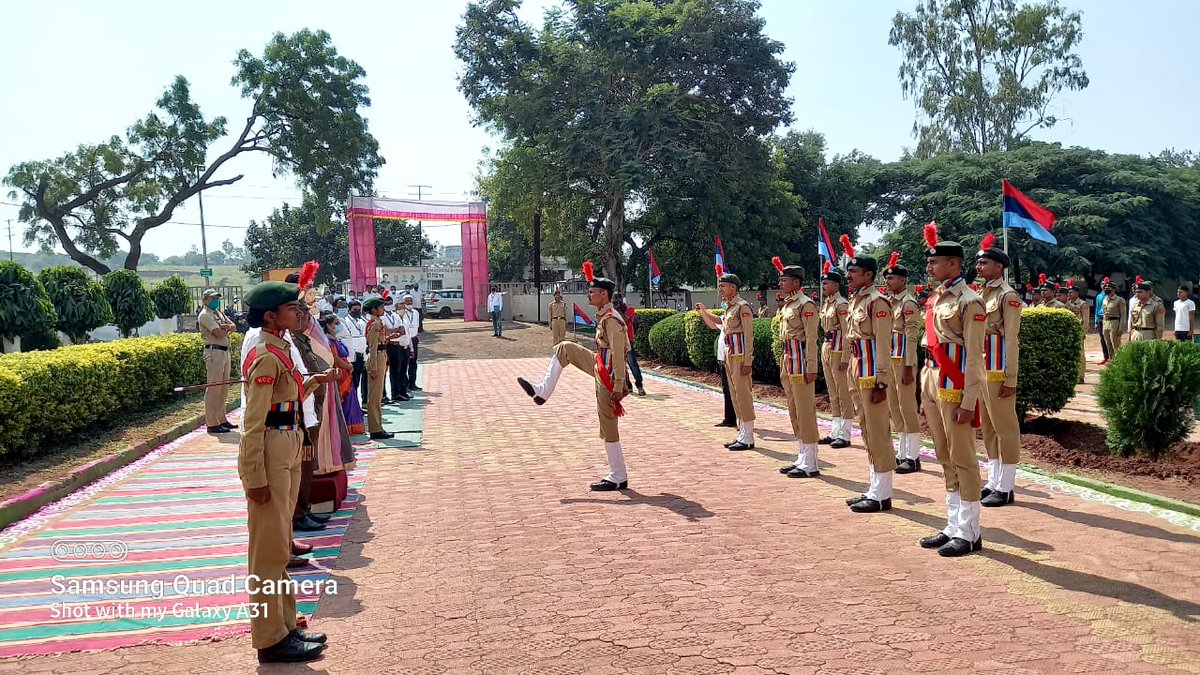 NinerSolapur's tweet photo. @HQ_DG_NCC 
@ncc_dte
@NumeroUnopune @SpokespersonMoD
Hon’ble Vice Chancellor of Punyashlok Ahilyadevi Holkar Solapur 
University, Solapur Mrunalini Fadnavis visited Yashwantrao Chavan Mahavidyalya 
and was welcomed by NCC with march pass. She lauded the activities of NCC dept. https://t.co/m1YiYDqQFK