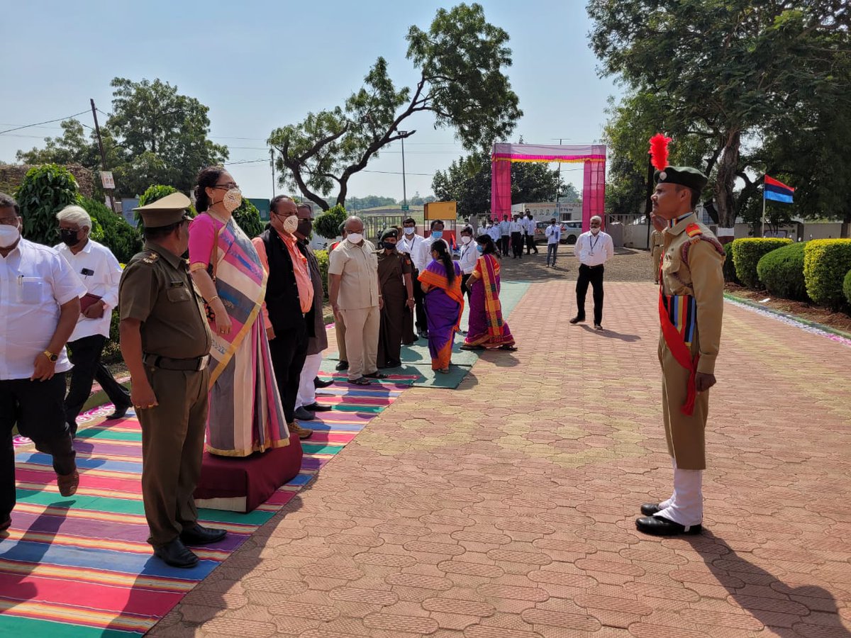 NinerSolapur's tweet photo. @HQ_DG_NCC 
@ncc_dte
@NumeroUnopune @SpokespersonMoD
Hon’ble Vice Chancellor of Punyashlok Ahilyadevi Holkar Solapur 
University, Solapur Mrunalini Fadnavis visited Yashwantrao Chavan Mahavidyalya 
and was welcomed by NCC with march pass. She lauded the activities of NCC dept. https://t.co/m1YiYDqQFK