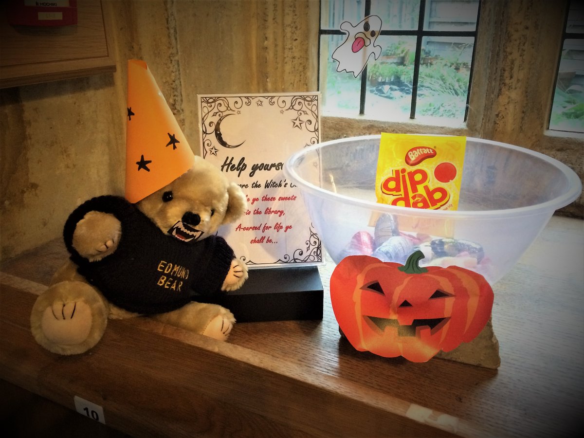 sehlibrary's tweet photo. Happy Halloween!🎃 Free treats!🍬
Grab them before he snaffles them all!🐻🧛

#VampireBear #StEdmundHall #Halloween #TrickOrTreat https://t.co/hq6WzKkAEX