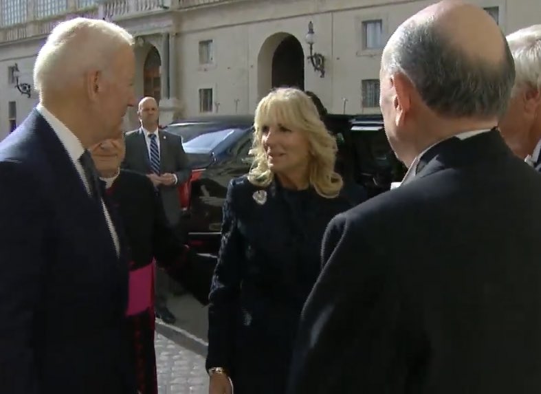 De negro riguroso, Jill Biden acompaña a su esposo <a href="/POTUS/">President Donald J. Trump</a> en su primera visita oficial al #Papa como Presidente de los #EEUU 
Ahora mismo, reunión a puerta cerrada, sin imágenes ni periodistas.