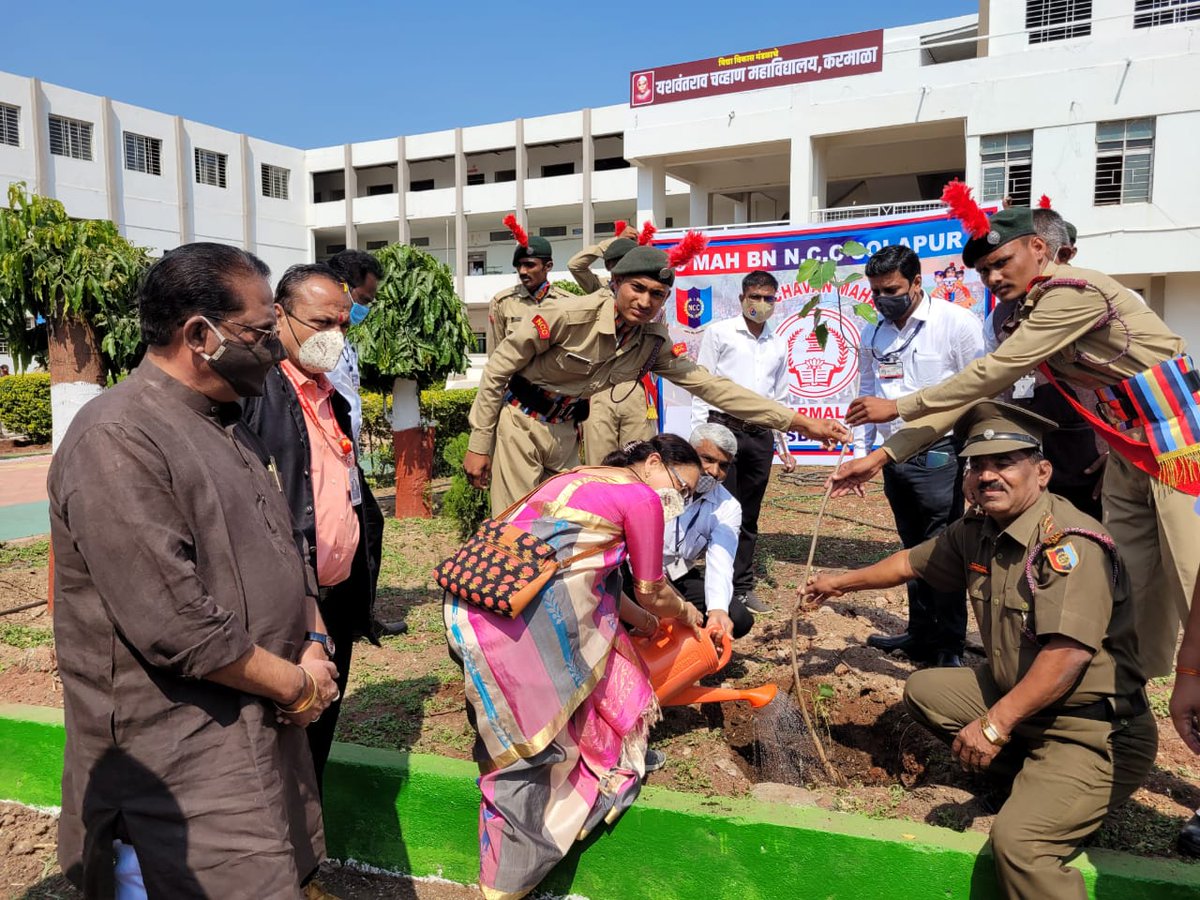 NinerSolapur's tweet photo. The vice chancellor said that the NCC 
department of Yashwantrao Chavan Mahavidyalya under 9 MAH. BN. Solapur is doing 
a very good job. Hon’ble madam planted trees with NCC cadets and appreciated the NCC students.@HQ_DG_NCC 
@ncc_dte
@NumeroUnopune @SpokespersonMoD https://t.co/6e2v3FCdBb