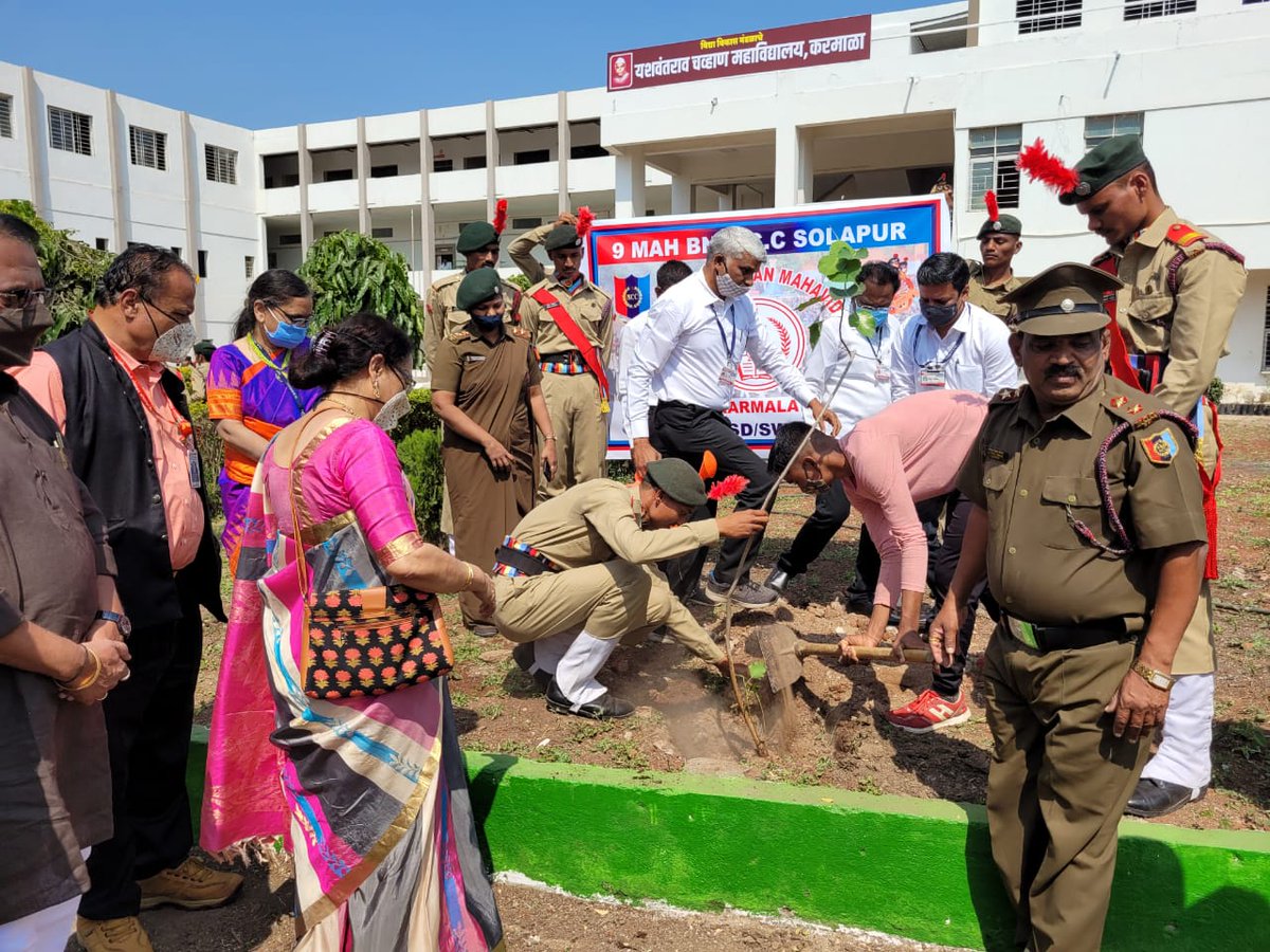 NinerSolapur's tweet photo. The vice chancellor said that the NCC 
department of Yashwantrao Chavan Mahavidyalya under 9 MAH. BN. Solapur is doing 
a very good job. Hon’ble madam planted trees with NCC cadets and appreciated the NCC students.@HQ_DG_NCC 
@ncc_dte
@NumeroUnopune @SpokespersonMoD https://t.co/6e2v3FCdBb