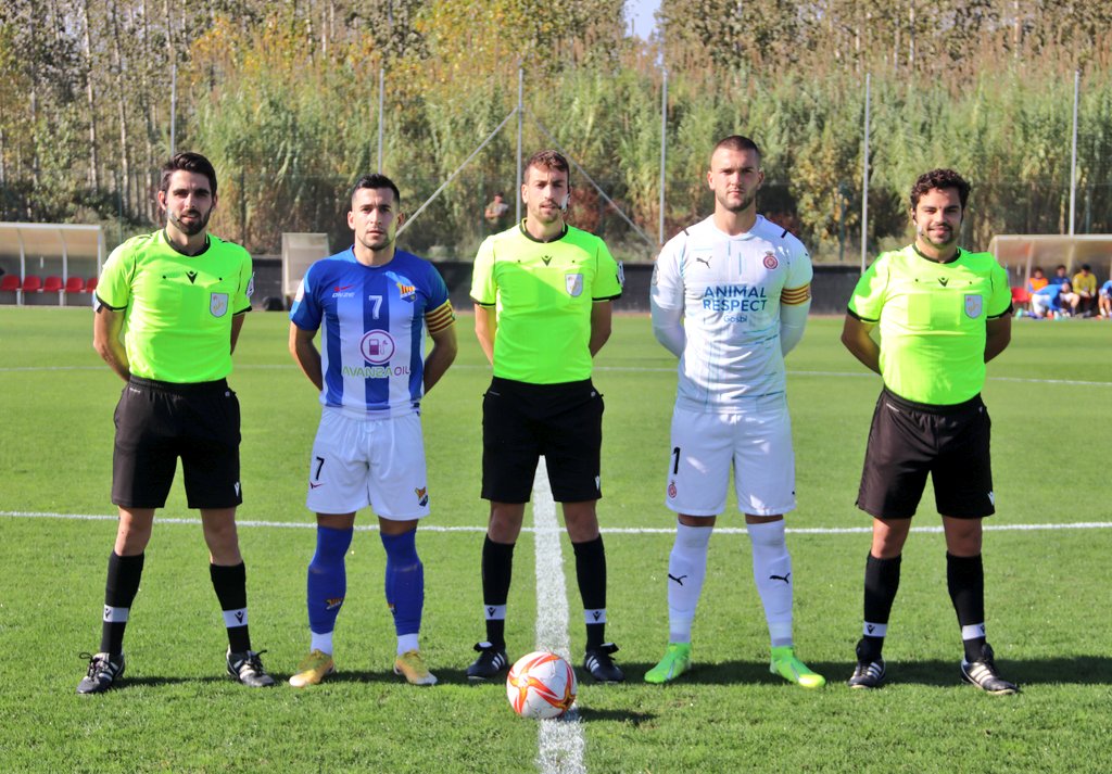 UEFigueres's tweet photo. 🙅🏻‍♂️ 𝐄𝐬𝐩𝐮𝐧̃𝐚 𝐜𝐚𝐩𝐢𝐭𝐚̀! El de Santa Cristina d'Aro, el més 'veterà' de la plantilla amb només 27 anys, va lluir per primer cop el braçalet a Riudarenes. I no li va anar gens malament: Girona B 0 Figueres 1 ✅ https://t.co/oWRhgftSFp
