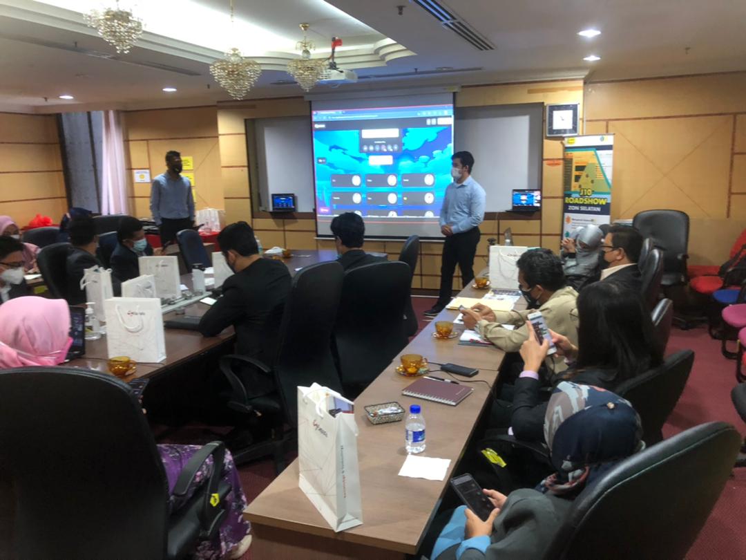27 Oktober 2021 – J10 Roadshow Zon Selatan telah berlangsung secara bersemuka dan atas talian melalui Platform Microsoft TEAMS. Sesi ini telah dihadiri oleh pegawai-pegawai JKR dari tiga (3) negeri iaitu Negeri Sembilan, Melaka dan Johor. Terima kasih semua pegawai yang terlibat.