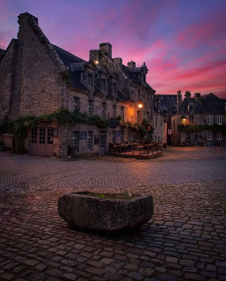 BreizhWeCan's tweet photo. Inspire
Expire
Respire
C'est la minute bretonne 💙
#MagnifiqueBretagne #Locronan 

© Adilemoigne https://t.co/NkzRzRrdE4