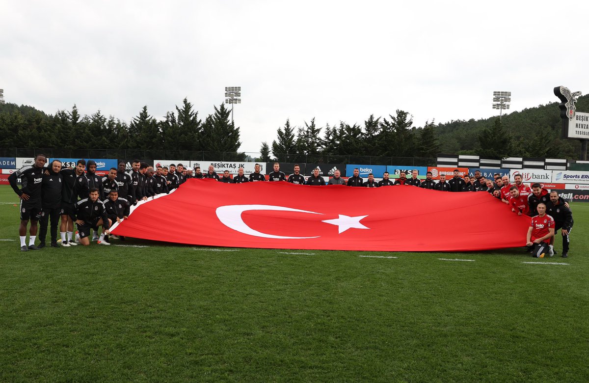 Futbol Takımımız, 29 Ekim Cumhuriyet Bayramı'nı Ay-Yıldızlı bayrağımızı açarak kutladı. 🇹🇷 

#29EkimCumhuriyetBayramı 🇹🇷