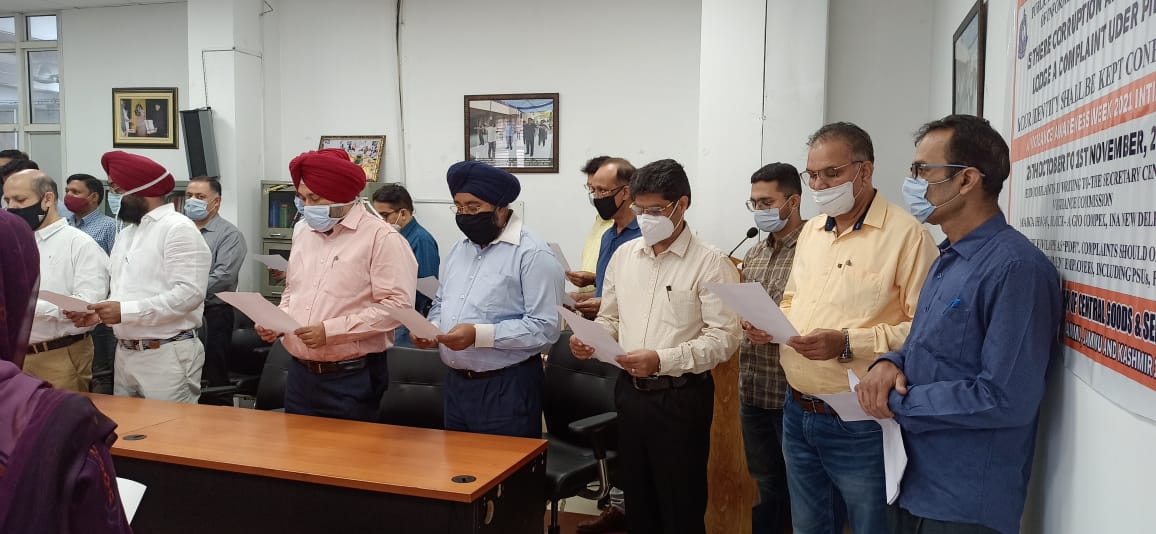 सतर्कता जागरूकता सप्ताह 2021 के अवसर पर, प्रधान आयुक्त द्वारा सीजीएसटी ऑडिट कमिश्नरेट, जम्मू में एक शपथ दिलाई गई, जिसमें ऑडिट कमिश्नरेट जम्मू के सभी अधिकारियों ने भाग लिया। भ्रष्टाचार के निदान में सतर्कता के महत्व को अधिकारियों के साथ साझा किया गया। <a href="/cbic_india/">CBIC</a> <a href="/FinMinIndia/">Ministry of Finance</a>