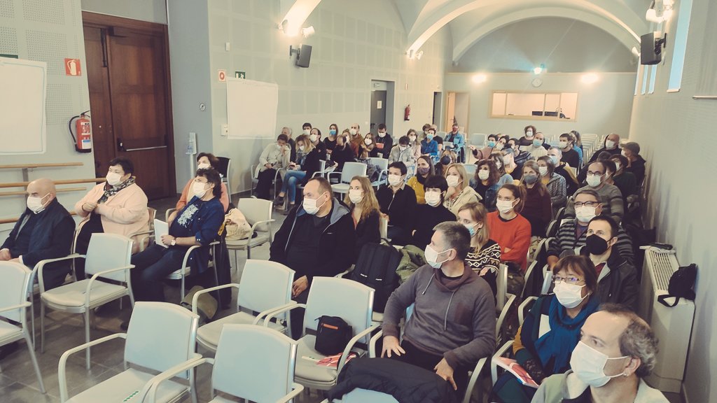 emun_taldea's tweet photo. EMUNen etorkizuneko antolamendu eredua eraldatzeko bidearekin jarraitzen dugu. Gaur emunkide guztion arteko lan saioan gaude. Barrutik kanpora, kanpoan errora #EmunBidea #Eraldaketa https://t.co/nSBJI1ZO2a