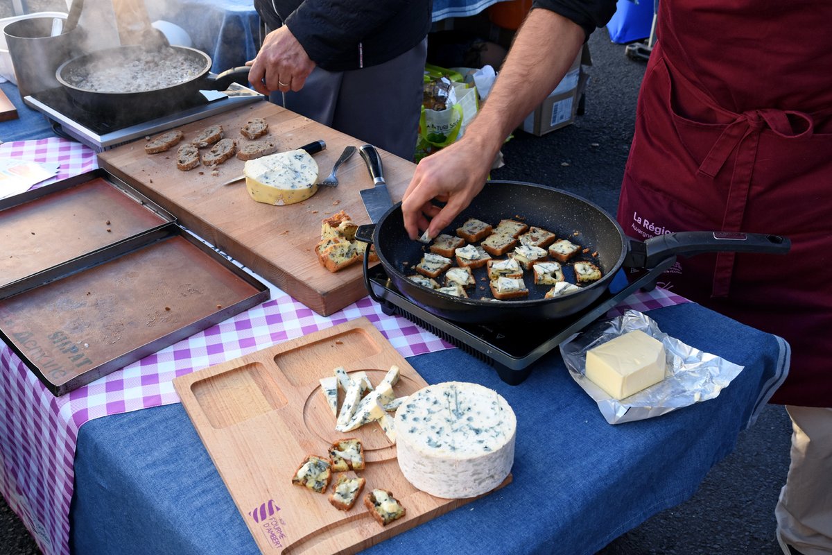 [1 MARCHÉ - 1 CHEF - 1 RECETTE]
🧑‍🍳 Gourmandise au rendez-vous jeudi sur le marché !
Le chef Thierry Chelle et la Fourme d'Ambert AOP ont proposé dégustations et conseils pour accommoder les produits du terroir.
<a href="/Mtonmarche/">MtonMarché</a> <a href="/auvergnerhalpes/">Auvergne-Rhône-Alpes</a> et FNSCMF