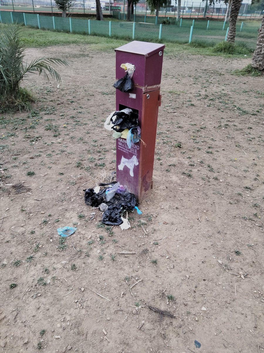 MariaPerezBoom's tweet photo. Lamentable el estado de las papeleras de la zona de perros del parque amate @Ayto_Sevilla nada de mantenimiento https://t.co/JltN8GctTg