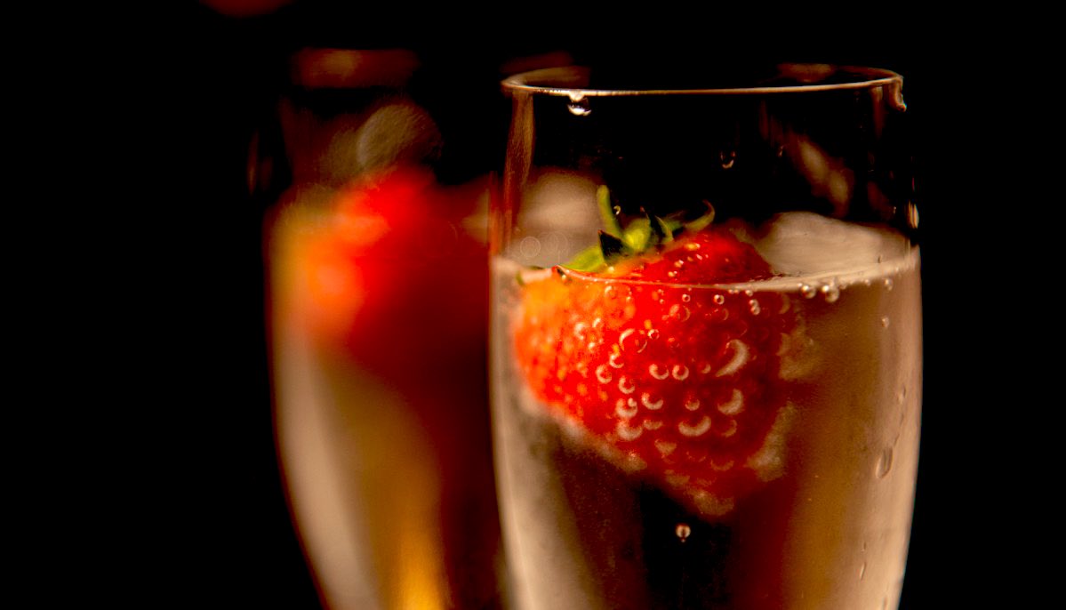 Heidibatra's tweet photo. @WeloveBury Date Night in Oscars. @RedHallHotel
A delicious menu with the most wonderful female vocalist to entertain you! Join us for a 3 course dinner and a bottle of wine for only £49.95 per couple.
Book now- 01706822476
£5pp deposit to confirm 
#DateNight #livemusic #lovedup https://t.co/oz5HiO9ThC