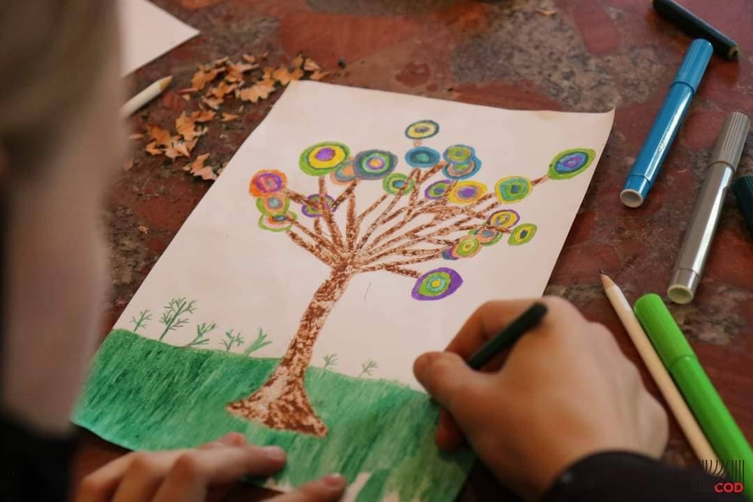 CODalbania's tweet photo. Nxënësit e talentuar të shkollës 9-vjeçare “Pal Ëngjëlli” zhvilluan sot në COD takimin e radhës të ciklit ‘Edukim Arti’.

Sot ata mësuan mbi piktorin Wassily Kandinsky, artin e të cilit artistët e rinj e riprodhuan duke gërshetuar linjat rrethore me ngjyrat. https://t.co/QjnNHLAgoa