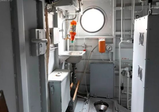 туалет в тепловозе тэп 70. тэп70бс кабина туалет. куда ходят в туалет машинисты. туалет в электровозе вл 10. туалет машинистов метрополитена.