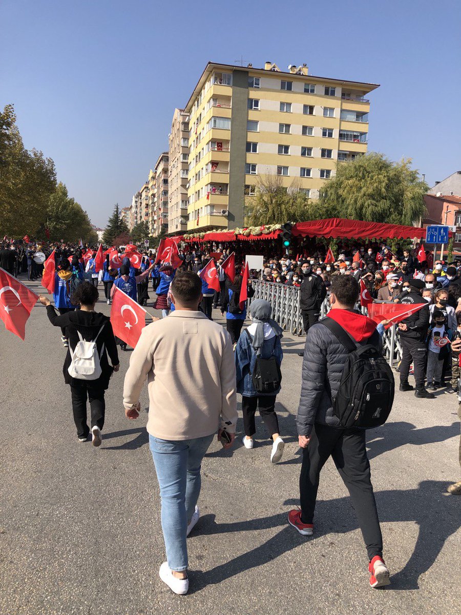 Gençlik Hizmetleri Spor İl Müdürlüğü Sporcuları ve Gençlik Merkezi Gönüllü Gençlerimiz ile geçiş töreninde yerimizi aldık. 29 Ekim Cumhuriyet Bayramı'mız kutlu olsun🇹🇷🇹🇷🇹🇷🇹🇷 #CumhuriyetBaktığınHerYerde @gencliksporbak @kasapoglu @gsbgenclik @GSB_Eskisehir