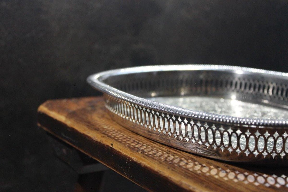 JosRiches's tweet photo. This beautiful tray is now available in my #etsy shop: Vintage Silver Plated Oneida Tray /  Cocktail Tray. #unique #christmasgifts https://t.co/AYxzglzheR https://t.co/twNdQeUNTx
