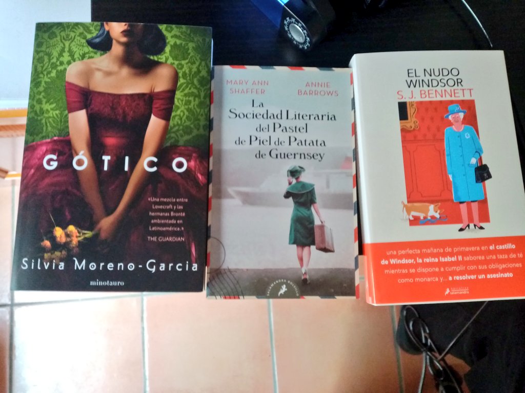 traduceman's tweet photo. Aprovechando los #bonsreus me he hecho con tres joyitas (espero) en la @GalateaLlibres. Van a lo alto de la Pila™. Tradus (izq a dcha) de @InfinitoAlex, Cristina Martín y Patricia Antón. #citaaltraductor #leoautoras #leoautorastodoelaño https://t.co/JkFQPpPDDW