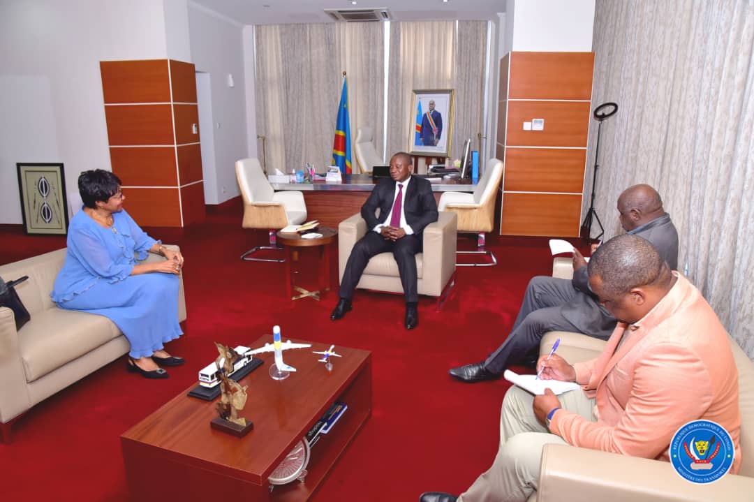 LongaMusuamba's tweet photo. Soucieuse de doter ma Province en bus de transport en commun, j'ai échangé avec le Ministre national de transport et voies de communication à son Cabinet à Kinshasa. Le Ministre m'a assuré qu'il envoyera une équipe au Kasaï Oriental pour les études de faisabilité. https://t.co/1zps3Kl9su
