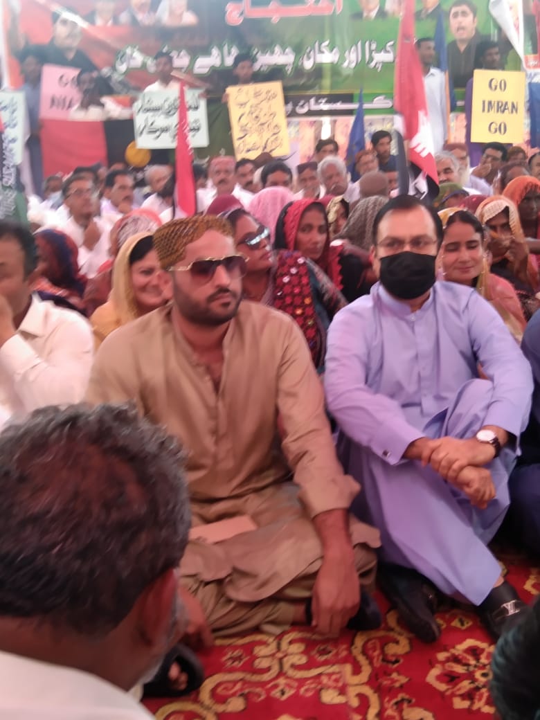 AhmeedJanjhi's tweet photo. پاکستان پیپلزپارٹی کے زیر اہتمام کمر توڑ مہنگائی کے خلاف ضلعی ہیڈکوارٹر مٹہی میں احتجاجی  مظاہرے سے پاکستان پیپلزپارٹی لیڈر ارباب امیر امان اللہ صاحب ایم این ای مہیش کمار ملانی ، ایم پی ای فقیر شیر محمد بلالانی اور دیگر کا خطاب موجودہ مرکزی حکومت کے خلاف سخت نعرہ بازی گو نیازی گو https://t.co/fOjNXJhJ3E