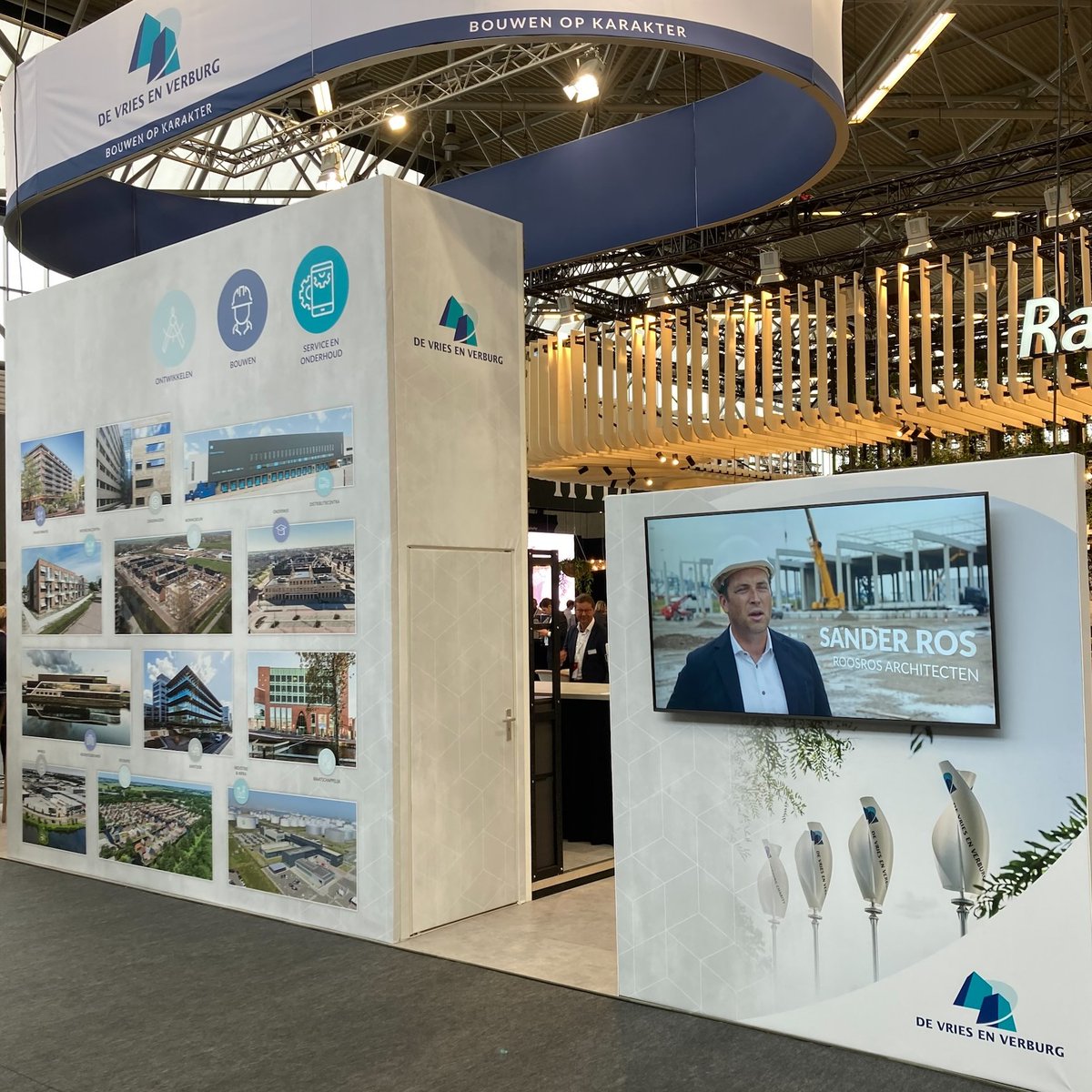 PromoVisique's tweet photo. De Vries en Verburg stond deze week op #PROVADA 2021; de grootste vastgoedbeurs van Nederland. #PromoVisique heeft meegewerkt aan het designen van de beursstand.⁣⁣ Binnenkort ook een beurs? Zorg dan voor een stand die de aandacht trekt 👀. https://t.co/0hvY6ujnLT