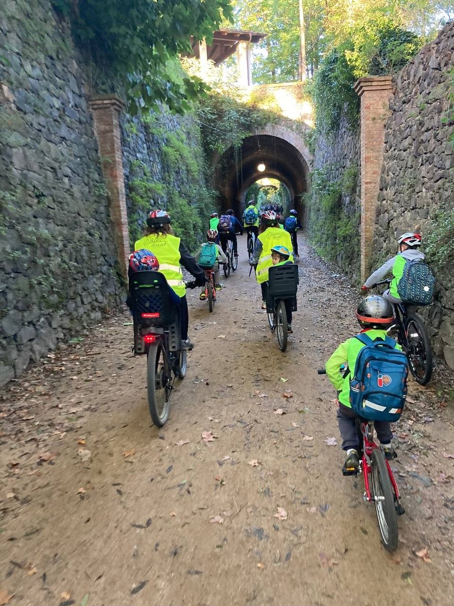 canvisencadena's tweet photo. 🚀 A pobles petits, ciutats mitjanes i a la metròpoli el #bicibús cada dia és més popular. #Vic #Olot #Vilatorta #SantaEugèniadeBerga #Granollers #Barcelona #Igualada...... hi ha ganes de transformar els nostres carrers i omplir-los de #Vida https://t.co/yUGomlU78q