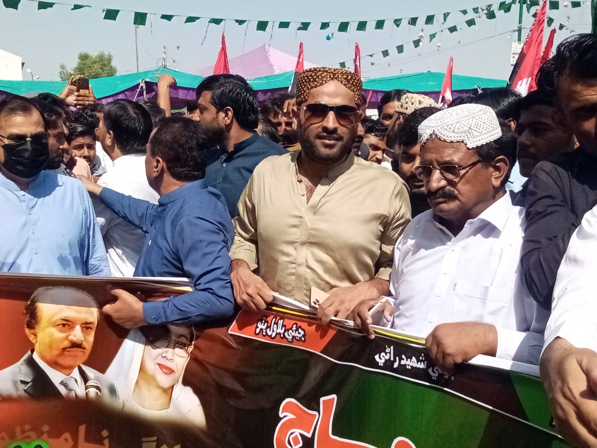 AhmeedJanjhi's tweet photo. پاکستان پیپلزپارٹی کے زیر اہتمام کمر توڑ مہنگائی کے خلاف ضلعی ہیڈکوارٹر مٹہی میں احتجاجی  مظاہرے سے پاکستان پیپلزپارٹی لیڈر ارباب امیر امان اللہ صاحب ایم این ای مہیش کمار ملانی ، ایم پی ای فقیر شیر محمد بلالانی اور دیگر کا خطاب موجودہ مرکزی حکومت کے خلاف سخت نعرہ بازی گو نیازی گو https://t.co/fOjNXJhJ3E