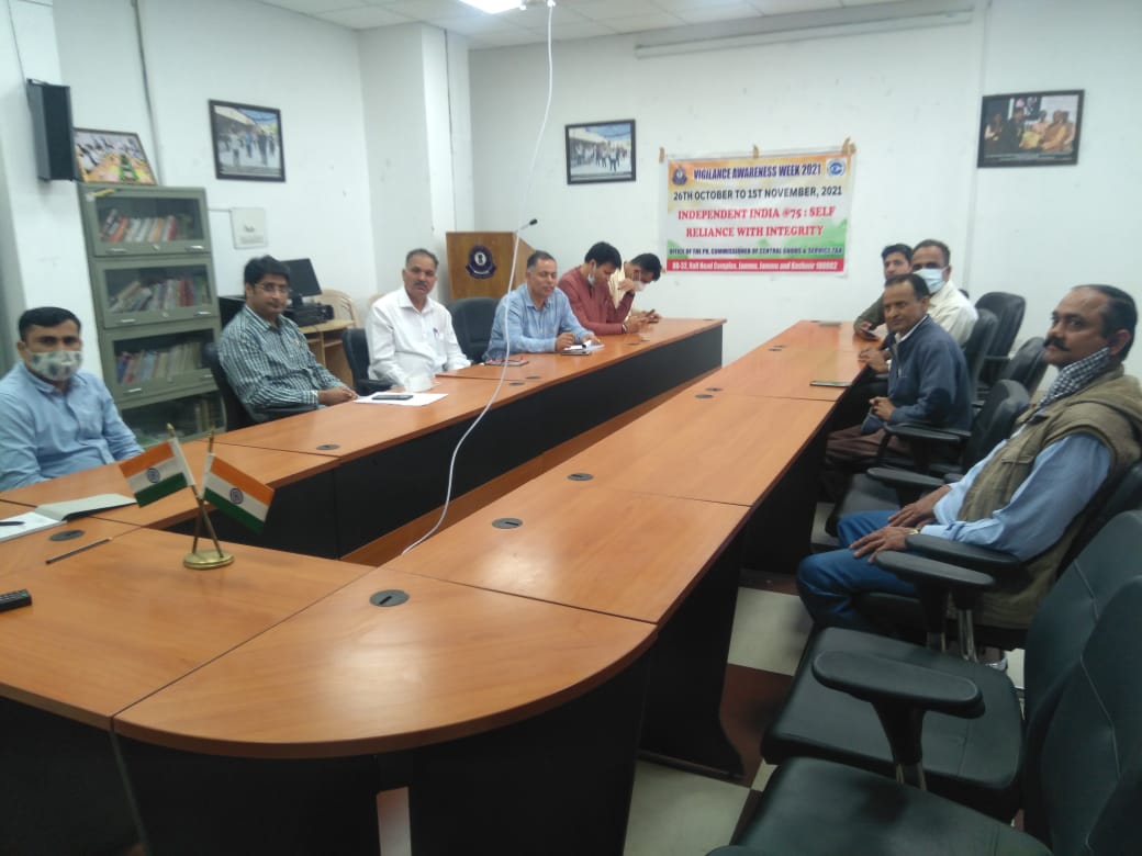 सतर्कता जागरूकता सप्ताह 2021 के अवसर पर, सीजीएसटी ऑडिट कमिश्नरेट, जम्मू में एक वाद-विवाद प्रतियोगिता आयोजित की गई, जिसमें ऑडिट कमिश्नरेट जम्मू के सभी अधिकारियों ने भाग लिया। हमारे जीवन में भ्रष्टाचार को खत्म करने के उद्देश्य पर प्रकाश डाला गया <a href="/cbic_india/">CBIC</a> <a href="/FinMinIndia/">Ministry of Finance</a> <a href="/PIB_India/">PIB India</a>