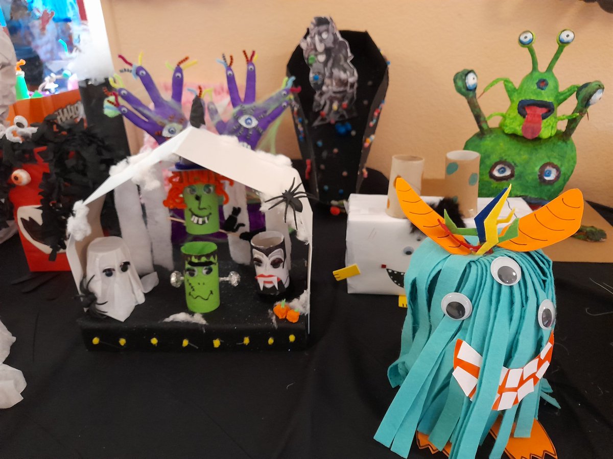 colesantaclara's tweet photo. Disfrutando de #halloween202. Visitando la #Exposición de #Monstruos por todo el @colesantaclara  @educacyl @CFIE_Segovia https://t.co/55MX2phJjK