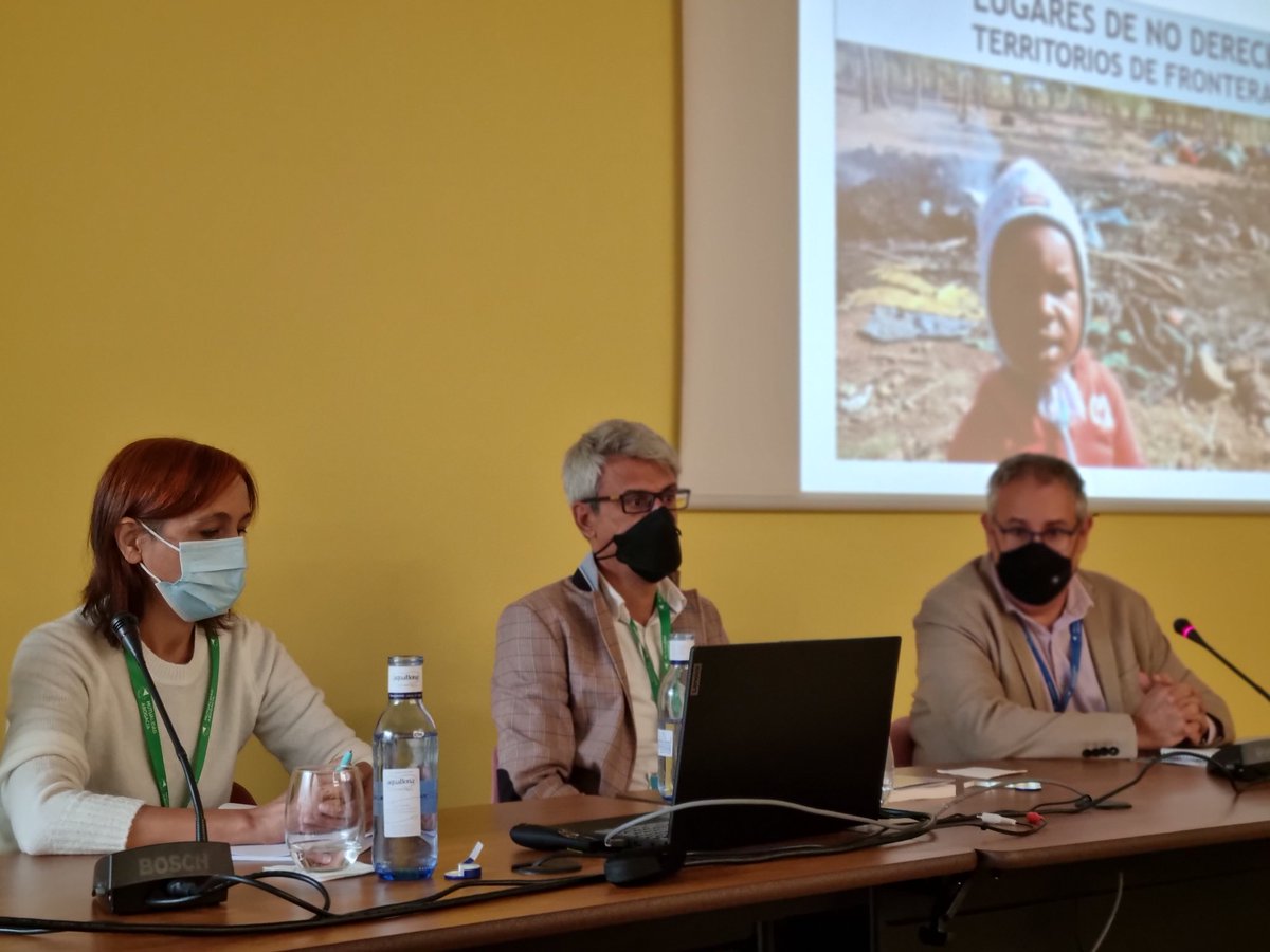 AbogaciaMalaga's tweet photo. Momento muy esperado en #CongresoAbogacíaMLG #Extranjería Situación actual de las entradas colectivas por las costas españolas. Intervienen Roberto García Fdez de @ICATF y la periodista @HelenaMaleno Nuestro compañero @jlrcande destaca el gran compromiso de ambos con los #DDHH https://t.co/LKvHmQrE91