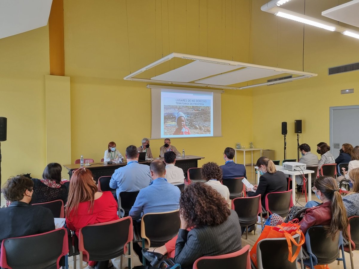 AbogaciaMalaga's tweet photo. Momento muy esperado en #CongresoAbogacíaMLG #Extranjería Situación actual de las entradas colectivas por las costas españolas. Intervienen Roberto García Fdez de @ICATF y la periodista @HelenaMaleno Nuestro compañero @jlrcande destaca el gran compromiso de ambos con los #DDHH https://t.co/LKvHmQrE91