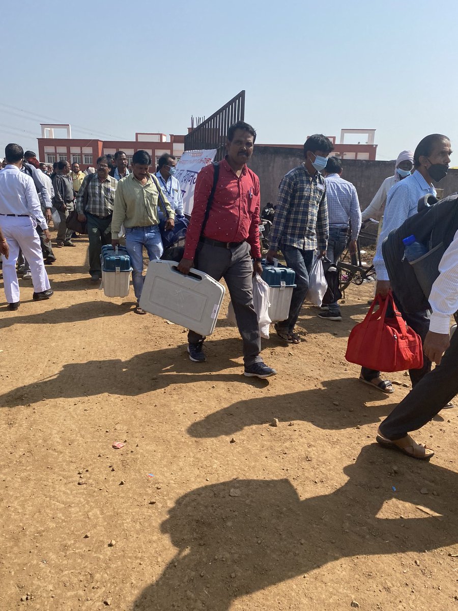 PoliceKhandwa's tweet photo. लोक सभा उपनिर्वाचन की तैयारी के अंतिम चरण में कलेक्टर श्री अनय द्विवेदी एवं पुलिस अधीक्षक श्री विवेक सिंह ने आज मतदान केंद्रों पर दलों को रवाना किया । खंडवा उपचुनाव में 30 अक्टूबर शनिवार को मतदान होना है। https://t.co/52B4C5AS3y