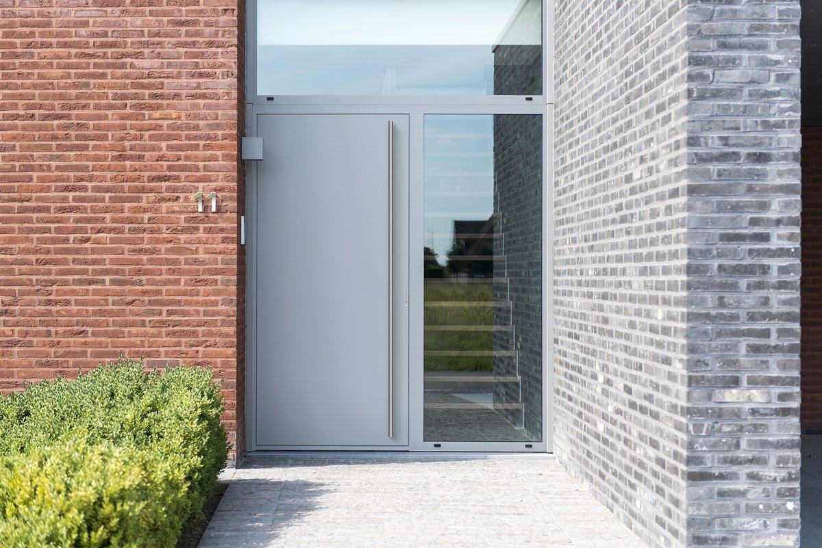 Decalu_UK's tweet photo. Our entrance door range uses ABS inserts which adapt to temperature change allowing the internal and external faces to expand and contract independently of one another, limiting bowing to a maximum of 2.5mm – even in extreme heat. https://t.co/nkbry1uU3e https://t.co/SEwyYZc3pS