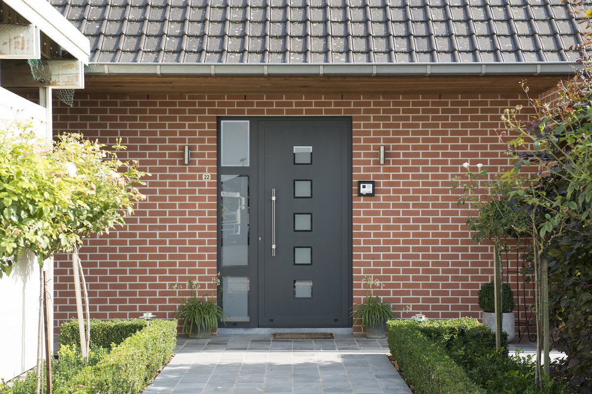 Decalu_UK's tweet photo. Our entrance door range uses ABS inserts which adapt to temperature change allowing the internal and external faces to expand and contract independently of one another, limiting bowing to a maximum of 2.5mm – even in extreme heat. https://t.co/nkbry1uU3e https://t.co/SEwyYZc3pS