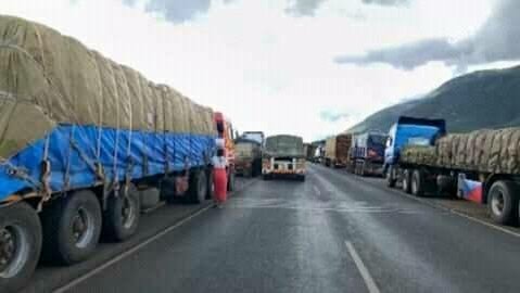 GjAssenga's tweet photo. Kumbe tunaziharibu wenyewe halafu tunalalamika.! Eng. Mwakigonja wa @TaruraTz anasema ukaidi wa madereva kupakia mizigo kuzidi uwezo wa barabara, kuburuza nondo, kupitisha mifugo, kumwaga taka na mafuta, pamoja na ajali, ndivyo vinavyochangia uharibifu wa barabara. #Ajalisasabasi https://t.co/Wk9Wjac4cq