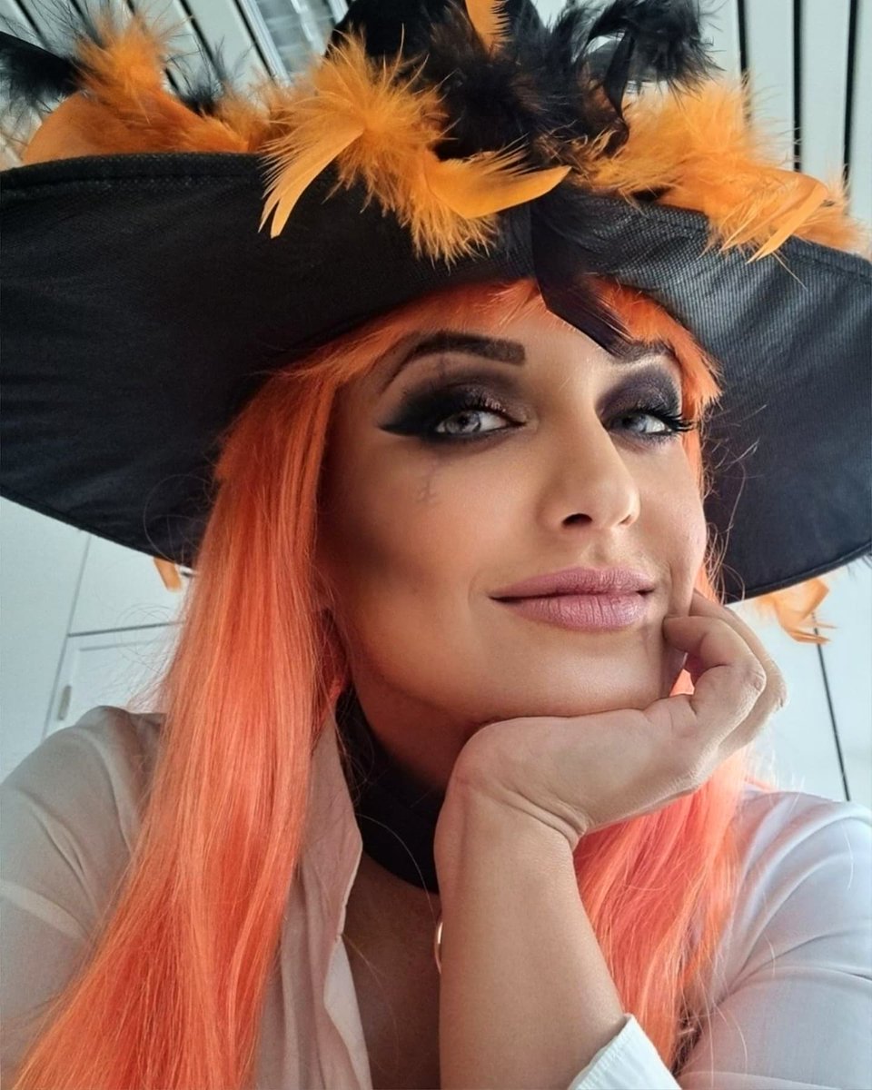 larabellerose's tweet photo. 50% PIRATE. 50% MÉLUSINE. 100% ENJOY 👅⚔️🧡 @tipikrtbf https://t.co/9mLhoCwDjz