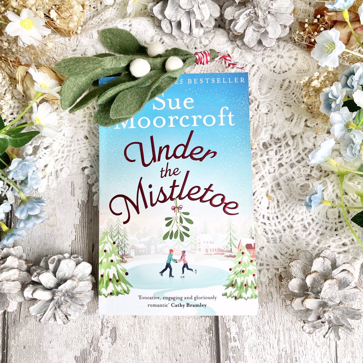 TwistedinPages's tweet photo. ✨New blog review✨ #UndertheMistletoe by Sue Moorcroft. This wonderful heartwarming Christmassy read was out yesterday 💫
Thank you @AvonBooksUK for the review proof and accompanying goodies! 💓
https://t.co/c3TH2oJ8R3
#bookblogger #bookreview #giftedproof https://t.co/XsF2qMMnQ4
