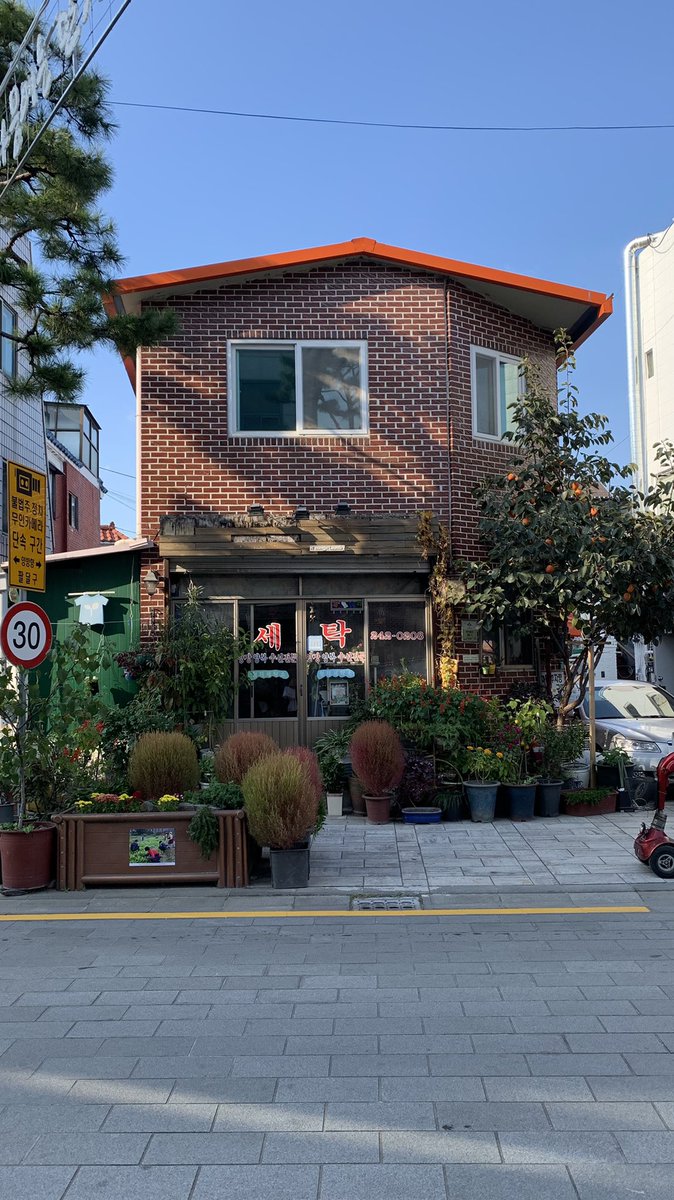 cafesooni's tweet photo. เดินทั้งวันก็ไม่เบื่อ มีอะไรให้ดูตลอดทางเลย https://t.co/aKCwqAFXS7