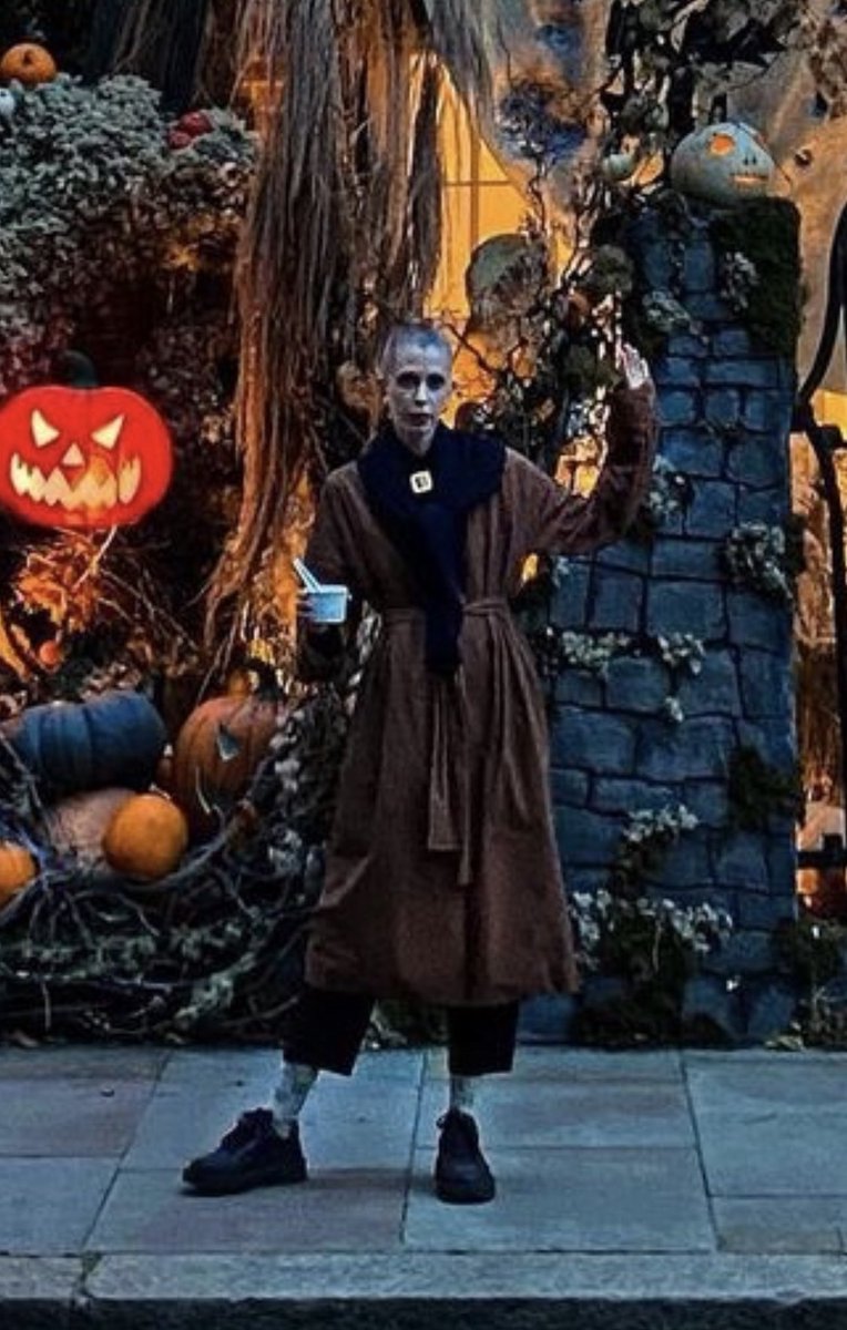 jenny_mustard's tweet photo. just love this house’s halloween dedication.

p.s. how zombie do i look? 👌🏻 https://t.co/7CUoMHoceG