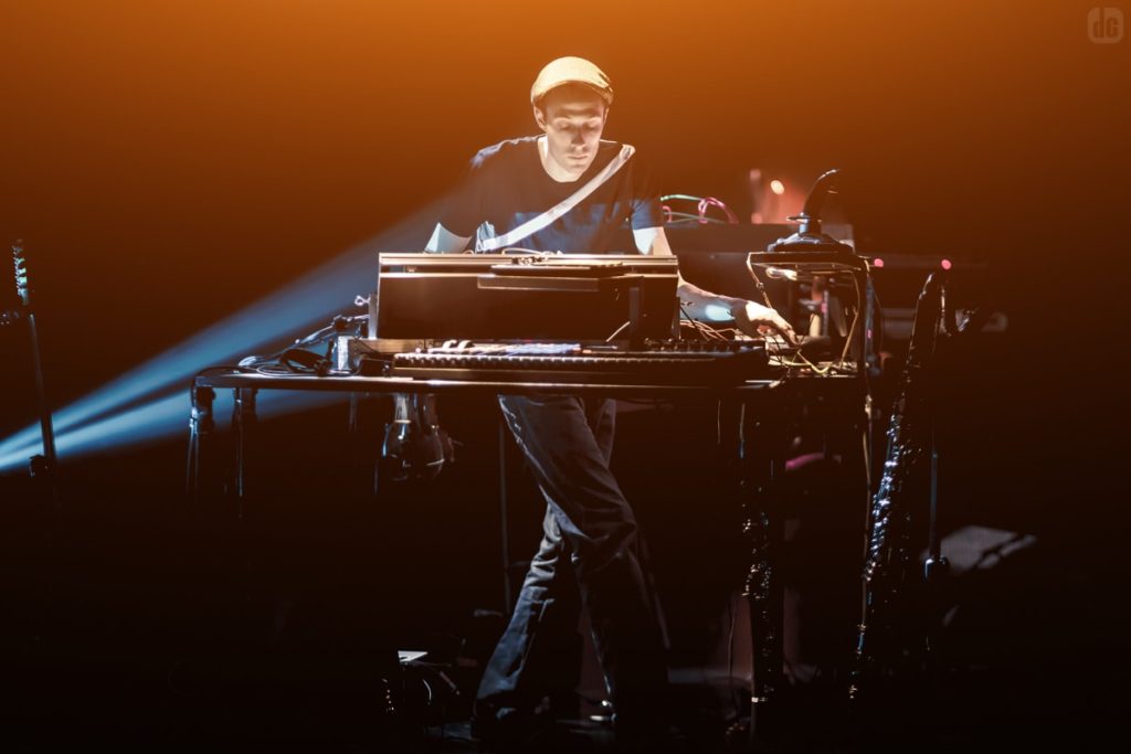 Agathe_Plt_'s tweet photo. Quand le classique rencontre la musique électronique cela amène à “un puzzle musical”. Chapelier Fou, de son vrai nom Louis Warynski, a très bien réussi à fusionner ses deux genres musicaux accompagné de son violon. 🎻(4/5)

#Chapelierfou #violon #electro

https://t.co/PFRnckttTu https://t.co/peqBw1YkR8