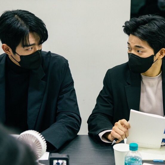 blisanewblack's tweet photo. i see “cherry blossom after winter” has decided to destroy us all with the beauty of its leading actors. 

#겨울지나벚꽃 https://t.co/fBdV0Eyl4O
