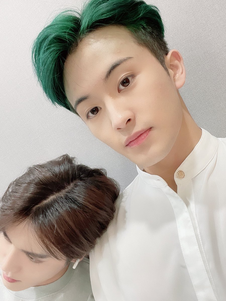 LTYFEED's tweet photo. MARK with #TAEYONG https://t.co/O0CSKviNAK